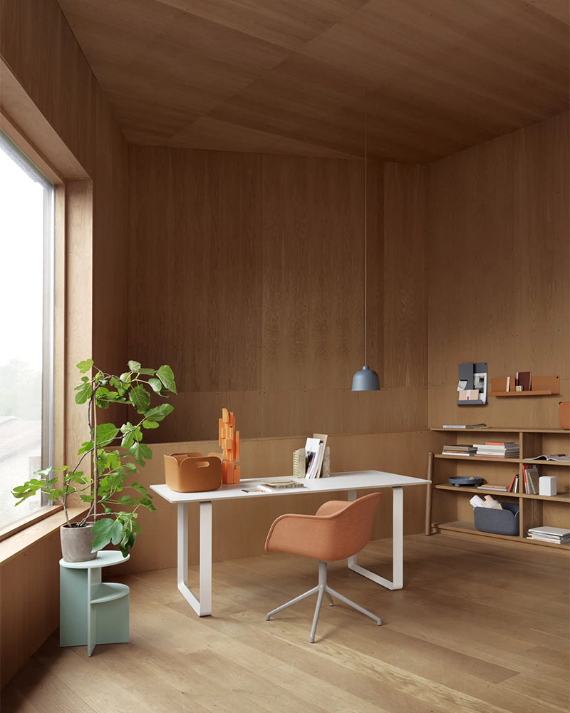 Muuto Grain blå grå pendellampe i rummet med små fibre i overfladen og subtil tekstur der ændrer lysets spredning
